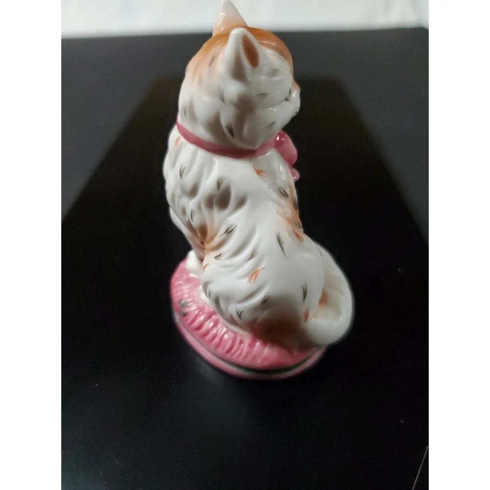 The Franklin Mint Staffordshire Cat Figurine 1986 Display Curio Cat‎ Collection